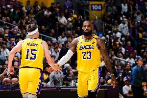 骄傲！里夫斯新高 詹姆斯发推：50块鸡块！那个男孩儿太强了~