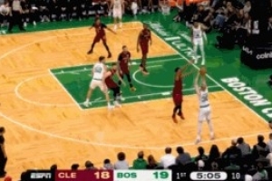 这太恐怖了！豪泽替补2分钟三分球4中4射落12分