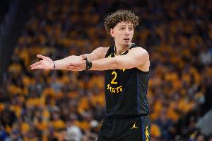 科尔：波杰姆斯基这赛季最大的不同是 他不再跟裁判纠缠了