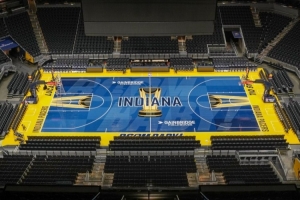 步行者已为NBA杯做好准备！刚铺好的NBA杯球场地板颜值如何？