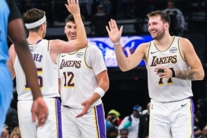 NBA杯小组赛首胜！湖人官方海报：东契奇里夫斯击掌庆祝